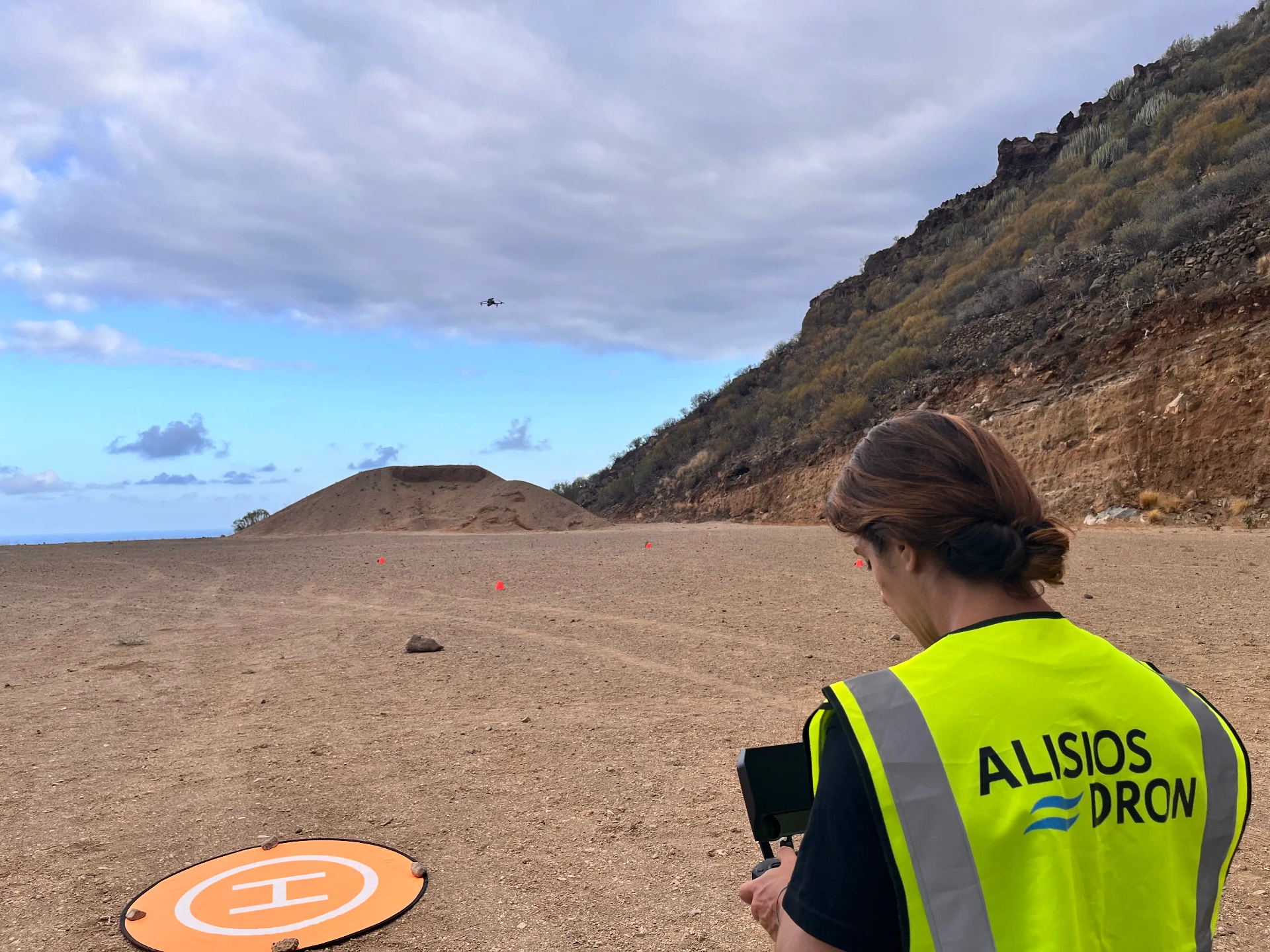 Prácticas de vuelo de dron en zona de entrenamiento en Canarias