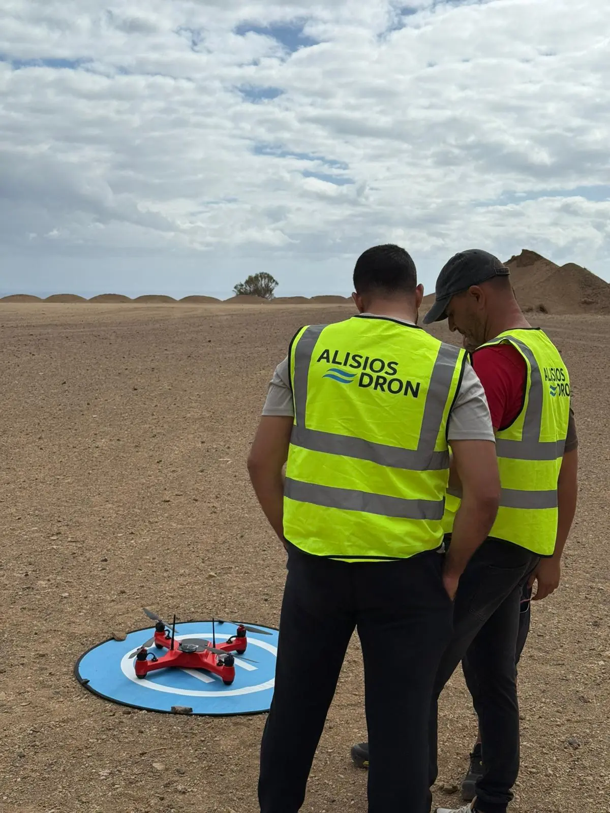 Instructores de Alisios Dron supervisando prácticas de vuelo