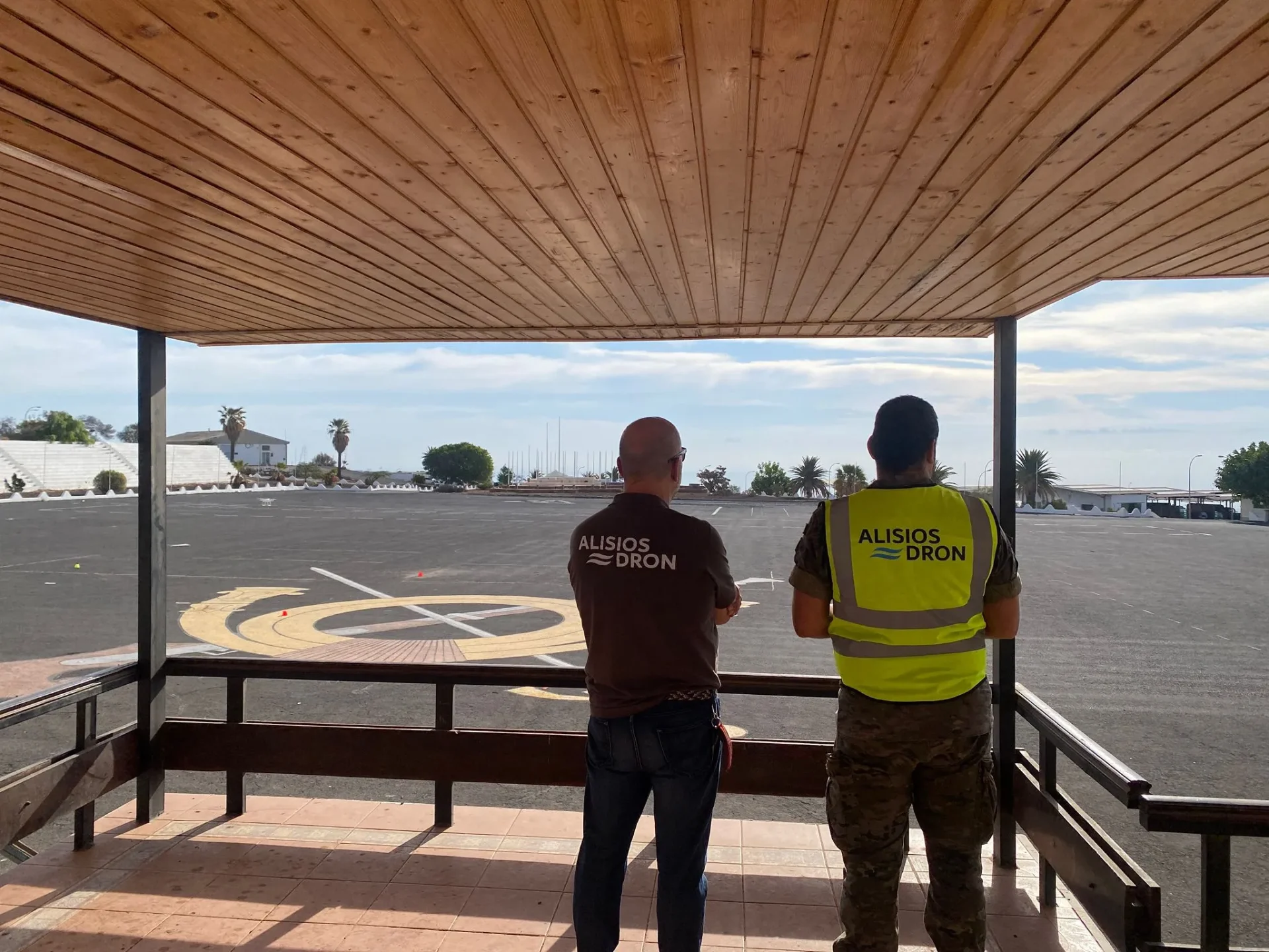 Equipo de Alisios Dron supervisando prácticas de vuelo de drones con militares