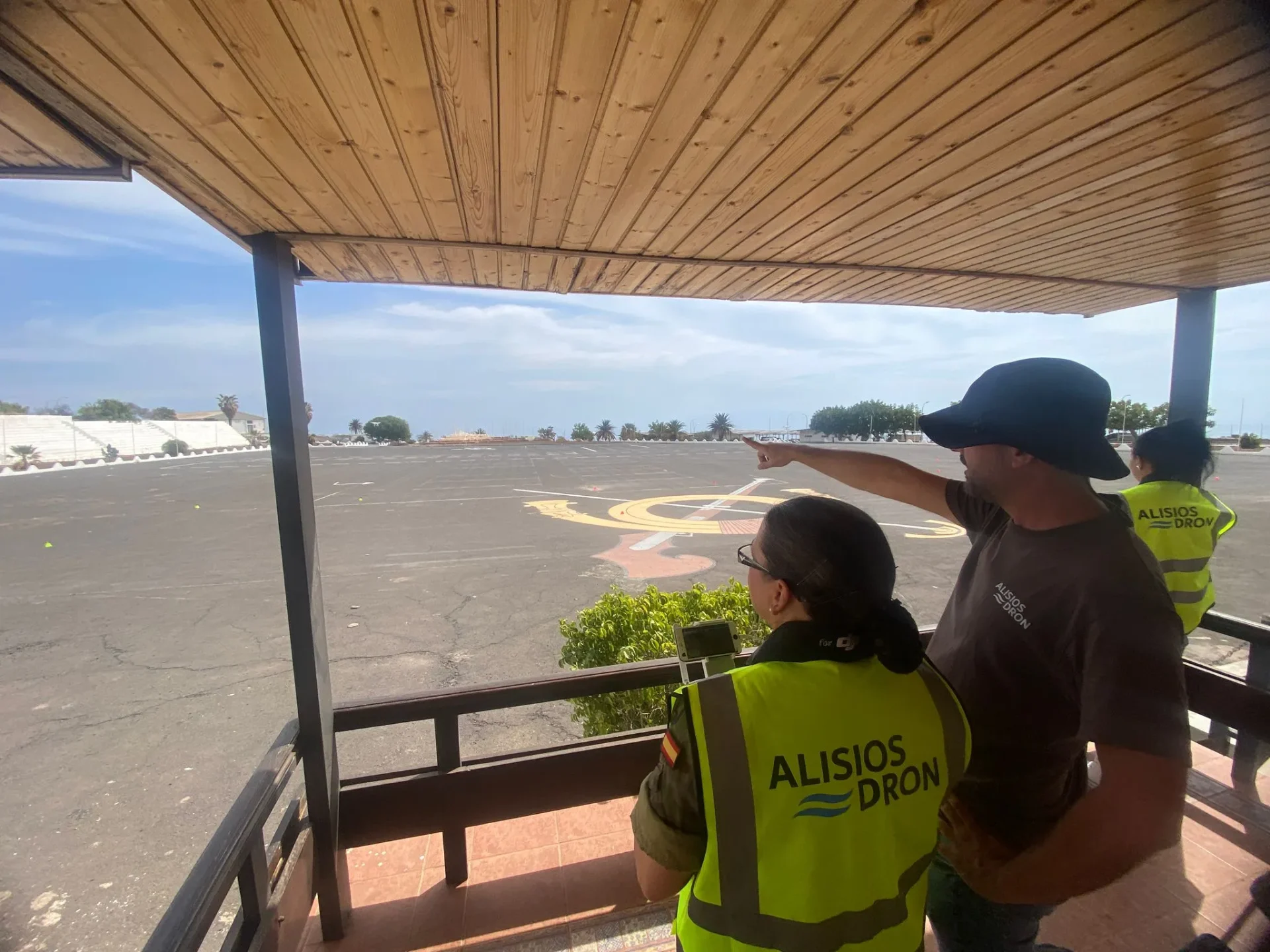 Instructores de Alisios Dron con militares en el acuartelamiento de Hoya Fría