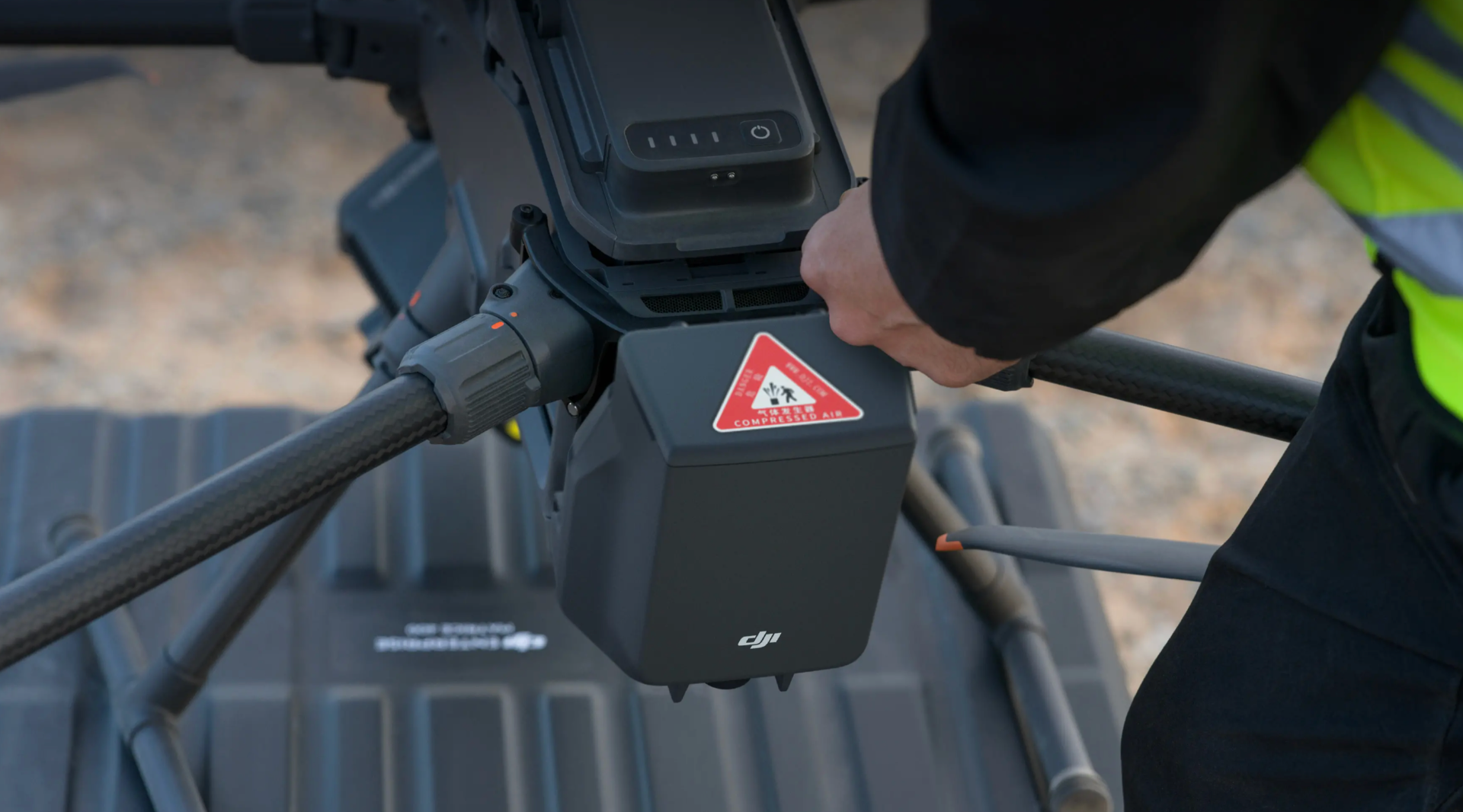 Cartucho del sistema de paracaídas DJI AP100 instalado en un Matrice 400