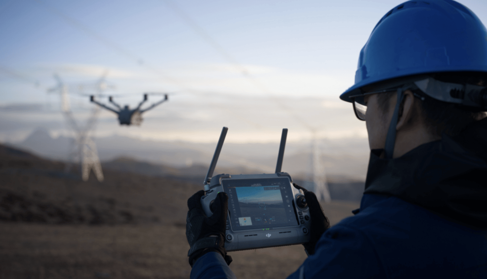 Piloto operando un dron DJI compatible con marcado C6 mediante control remoto DJI RC Plus 2 Enterprise