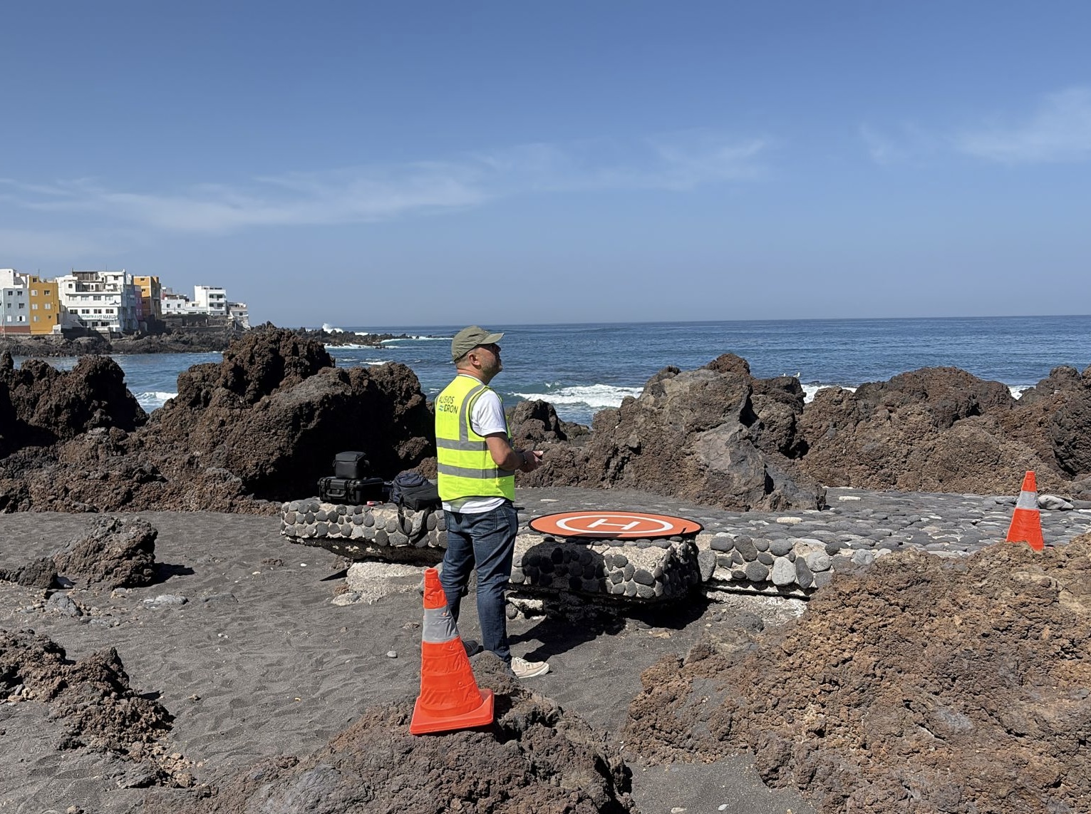 Piloto de Alisios Dron preparando vuelo multiespectral en la costa de Tenerife