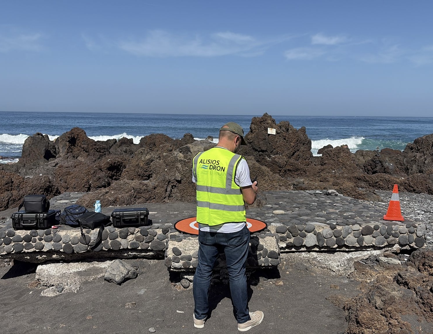 Equipo de Alisios Dron con cámara multiespectral en la costa norte de Tenerife